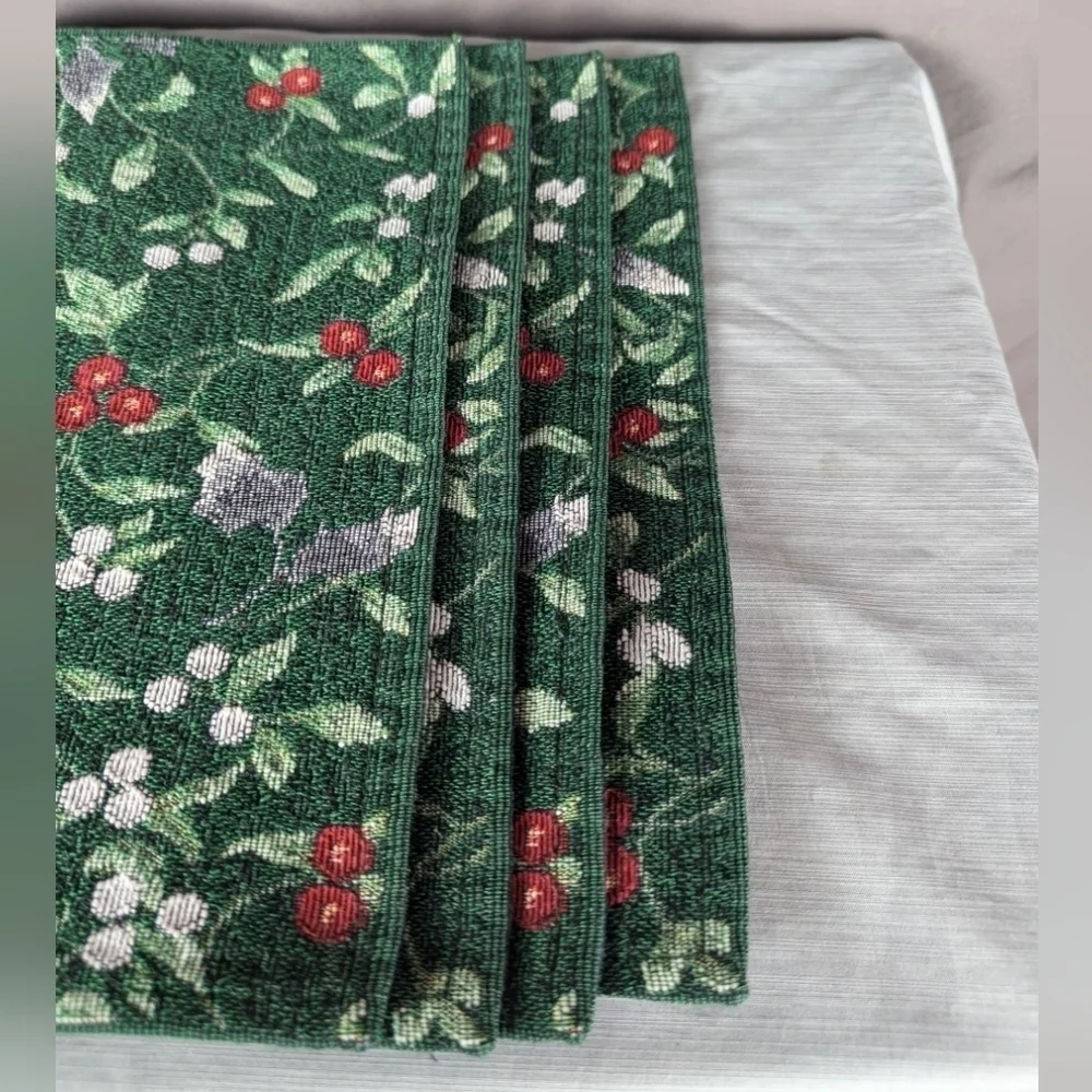Placemats set of 4 holly and berry winter theme tapestry - Picture 4 of 6